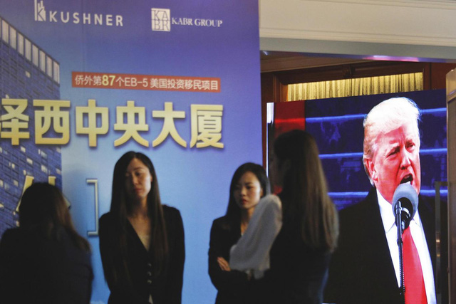 Màn hình máy chiếu hình ảnh của Tổng thống Mỹ Donald Trump